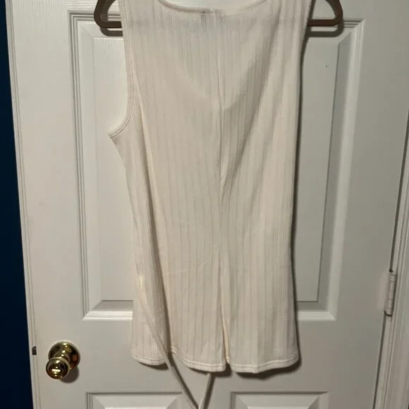 NWT Sleeveless cream blouse - Picture 3 of 5
